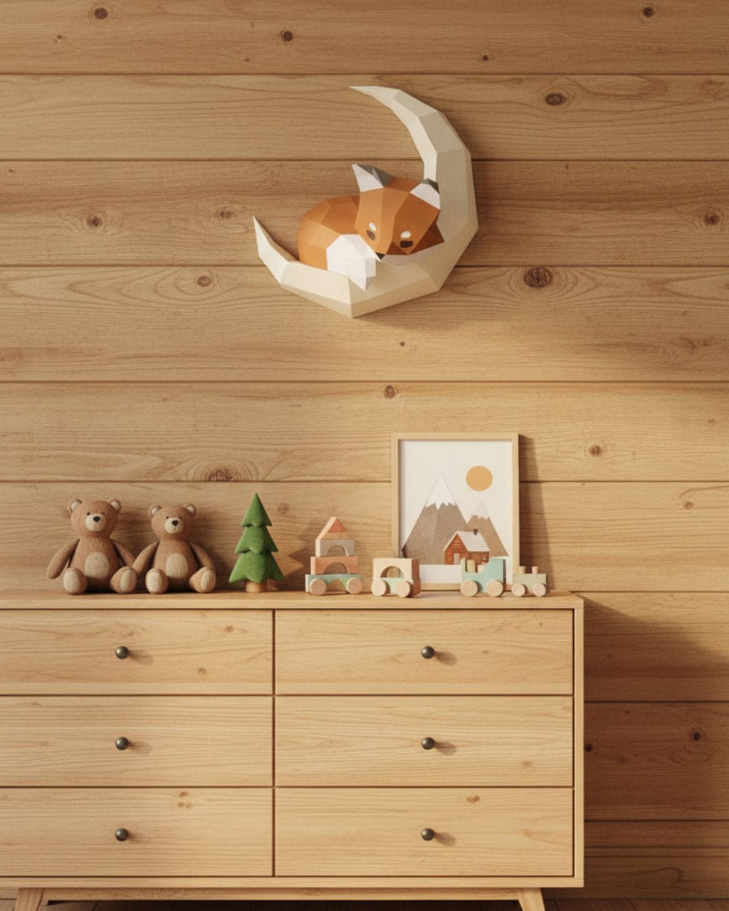 Applique murale renard en papier fixée sur un mur en bois, apportant une note décorative chaleureuse à la chambre d’enfant aménagée dans un style naturel et cosy.