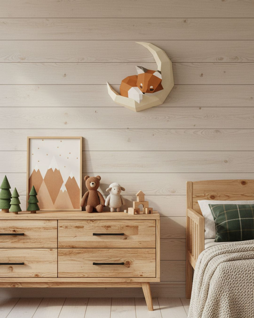 Applique murale renard installée sur un mur en bois clair, ajoutant un élément décoratif doux et chaleureux à la chambre d’enfant dans un style naturel et épuré.