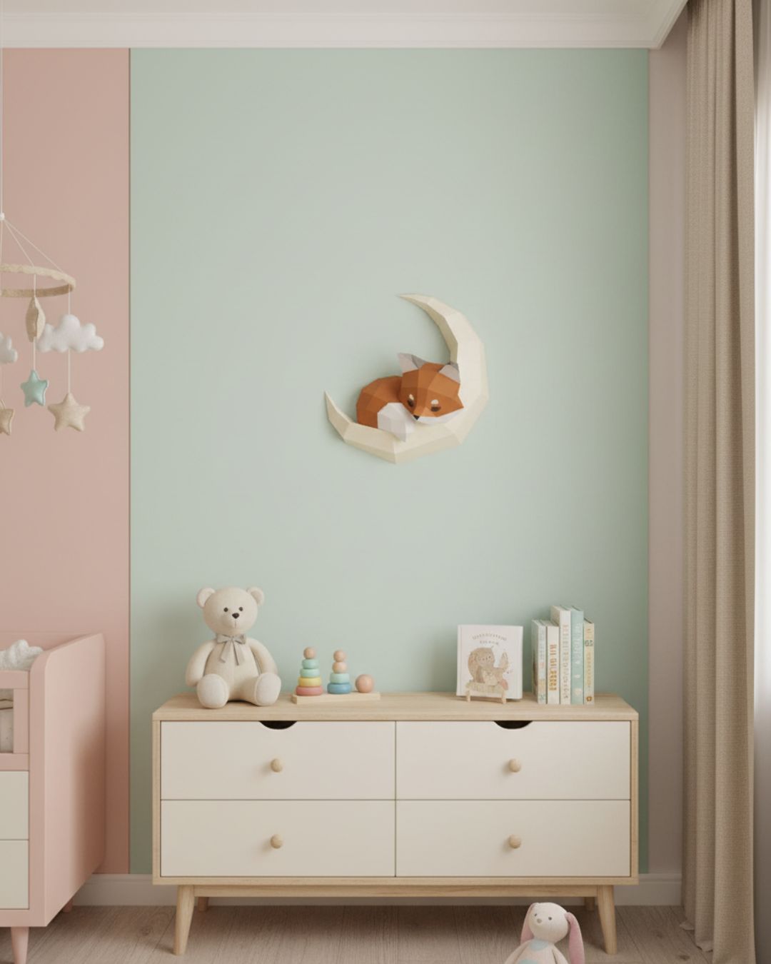 Applique murale renardeau installée sur un mur pastel, apportant une touche chaleureuse à la décoration d’intérieur d’une chambre de bébé douce et apaisante.