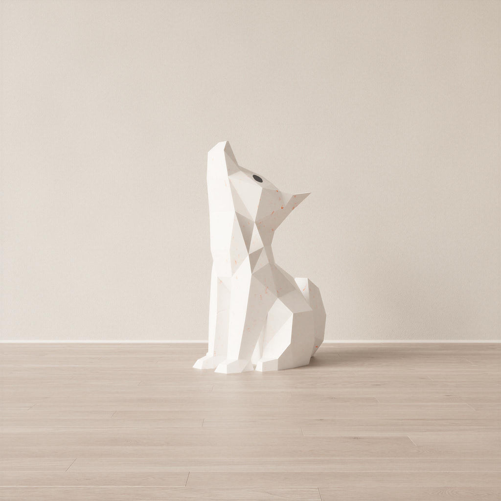 Veilleuse Loup en papier. Elle est ici de face et éteinte.
