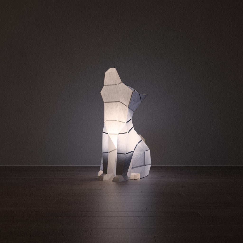 Veilleuse Loup en papier allumée. Vue de face