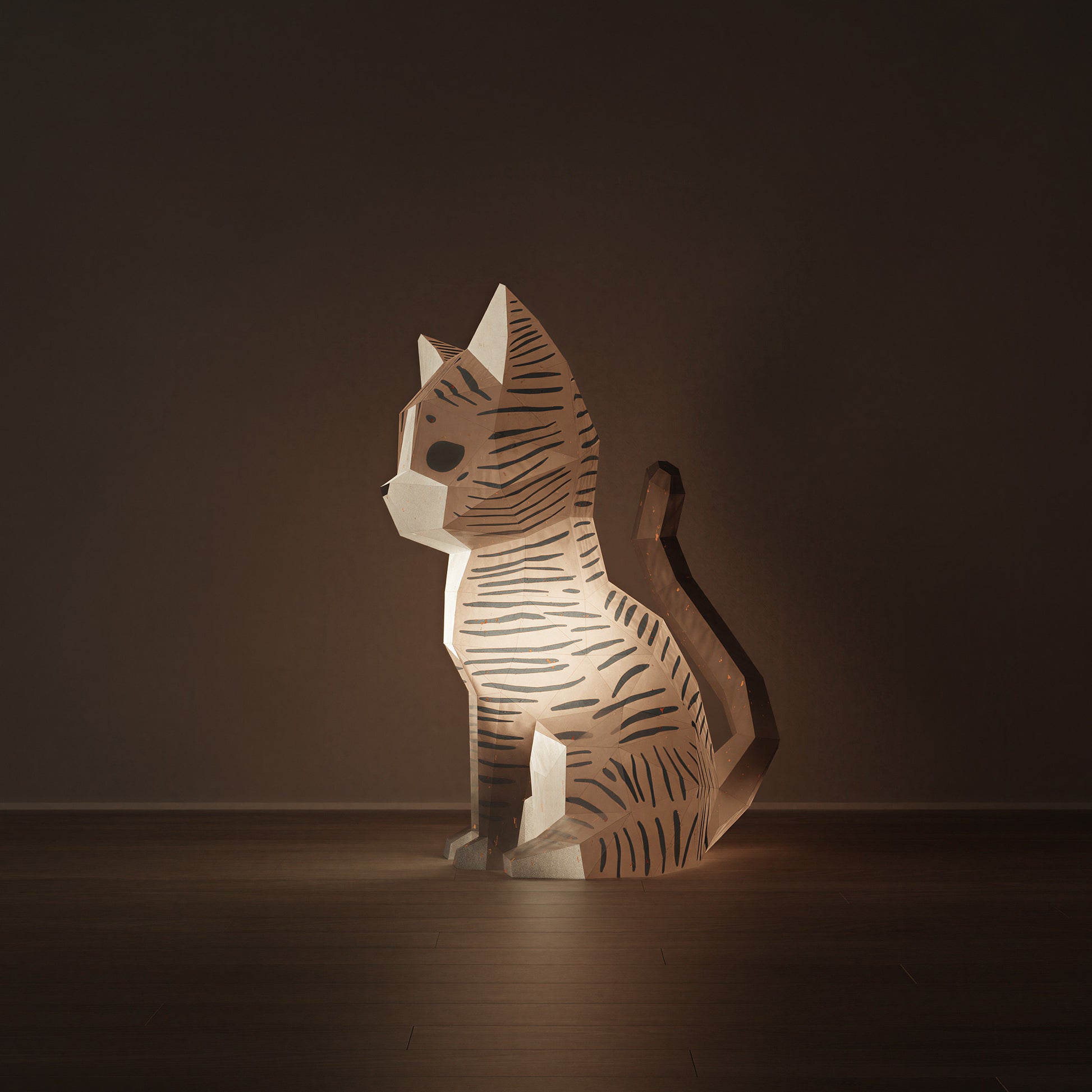 Sculpture en papier Neko le chat allumée en veilleuse, diffusant une lumière douce et chaleureuse. Kit origami 3D aux teintes sable et blanc au design épuré, luminaire artisanal à assembler avec colle. Notre chat regarde sur le côté gauche
