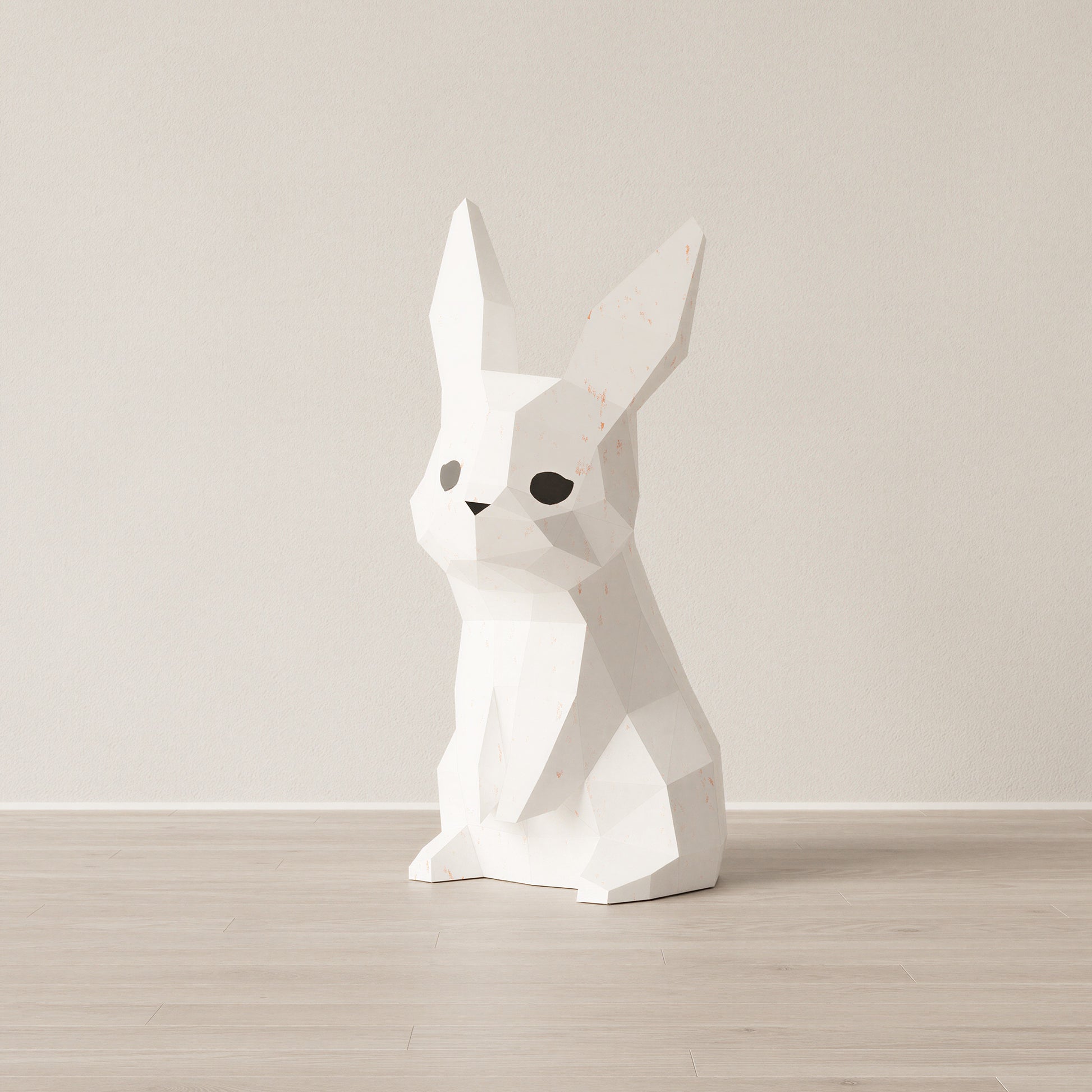 Sculpture en papier d'un lapin en origami 3D, version lampe à poser éteinte, au design épuré et géométrique. Kit créatif en papier blanc et gris à assembler avec colle
