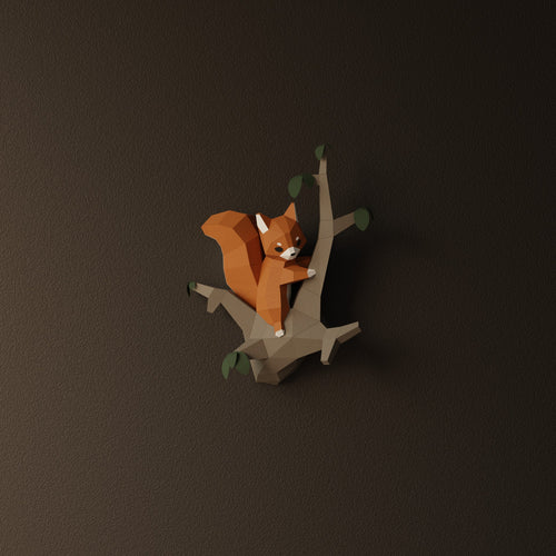 Sculpture murale en papier d'un écureuil roux en plein mouvement, design épuré et géométrique. Kit origami 3D Moki à assembler avec colle pour une décoration murale originale et naturelle.