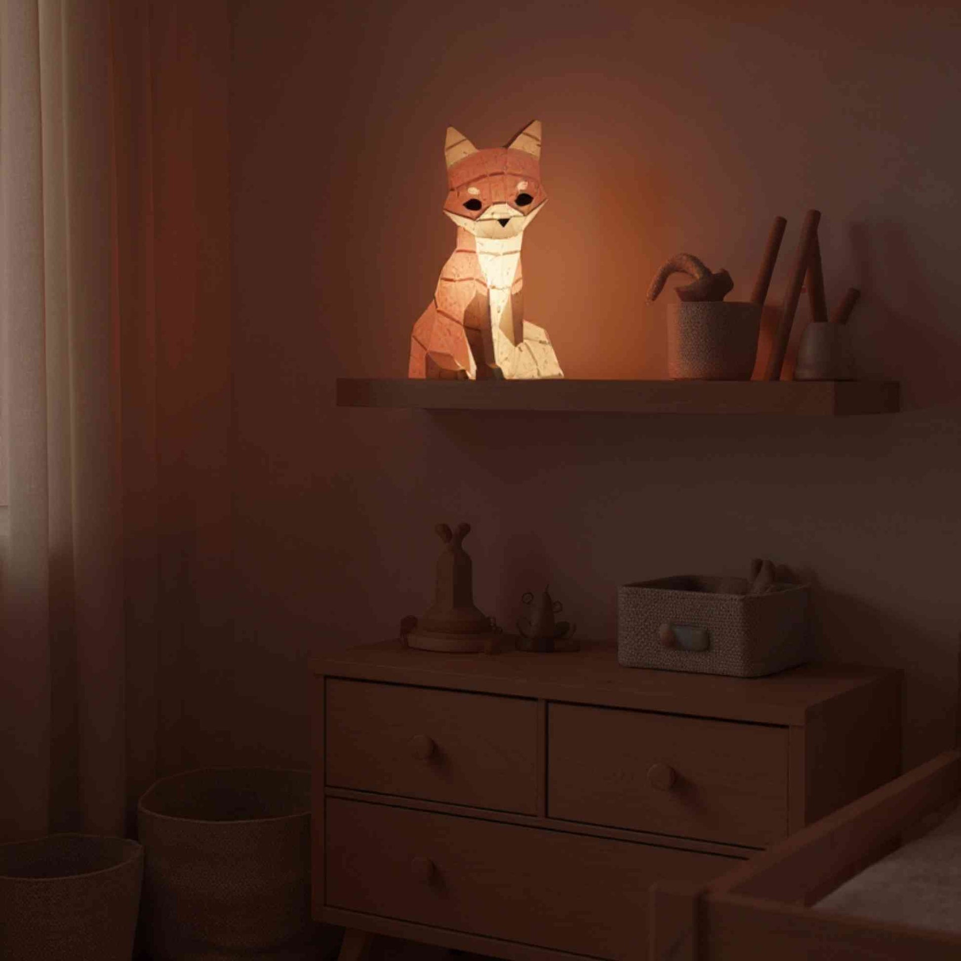 La veilleuse bébé et enfant renard en papier style origami 3D est sur une étagère dans une chambre de petite fille ou de petit garçon. La veilleuse est allumée et révèle la couleur naturelle du renardeau.