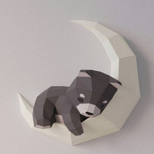 photo de l'applique murale en origami 3D Boji l'ourson lunaire. L'applique est composé d'une lune et d'un ourson qui dort dessus