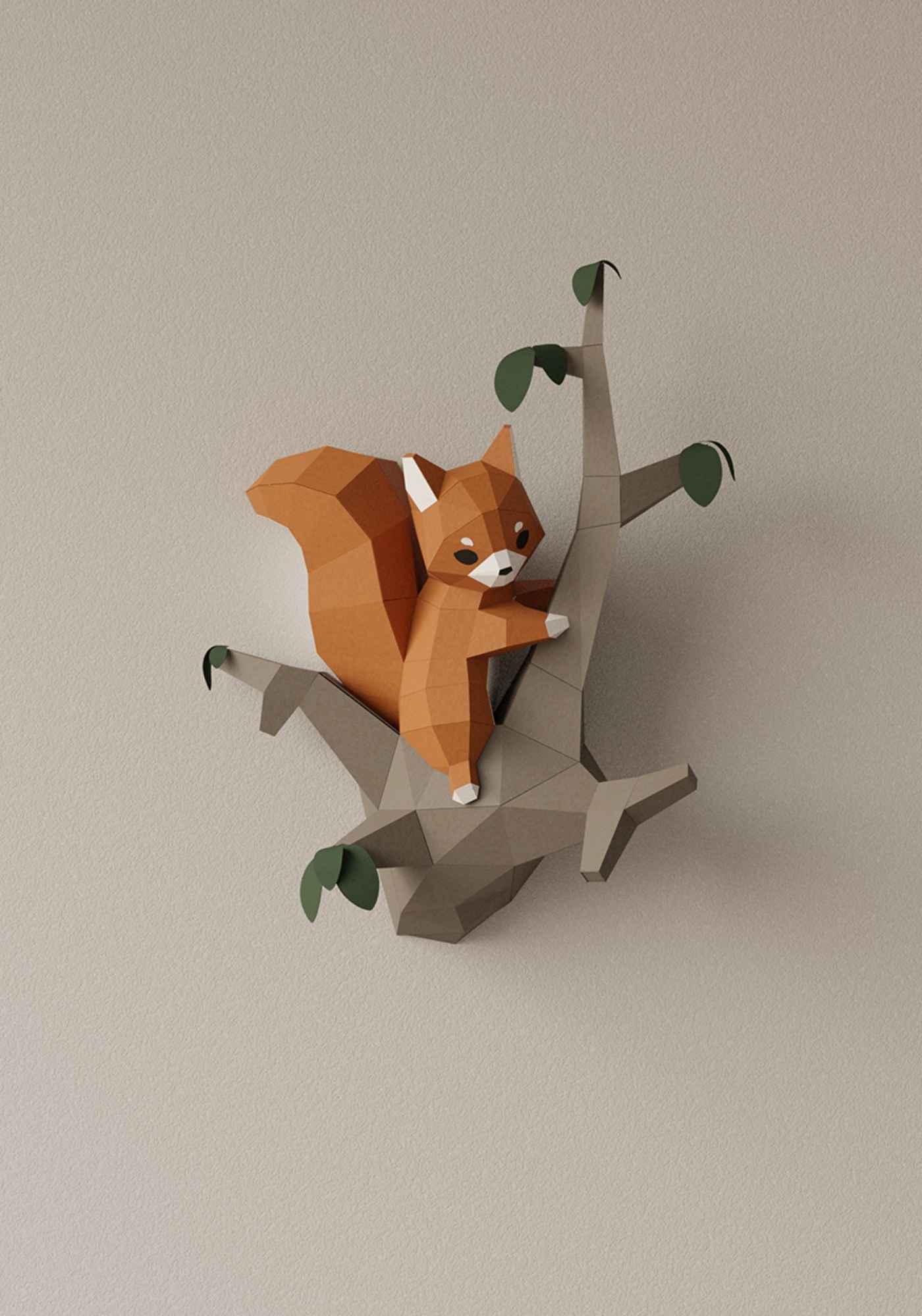Photo en gros plan du wall art écureuil. On voit l'applique murale de l'animal de la forêt accroché sur un mur.