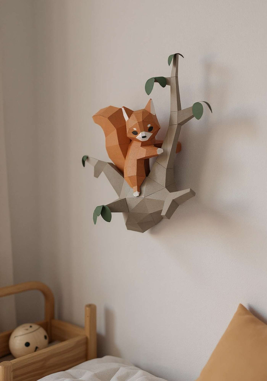 Wall art écureuil en papier style origami 3D. L'applique murale est accrochée au-dessus d'un lit en décoration intérieure.