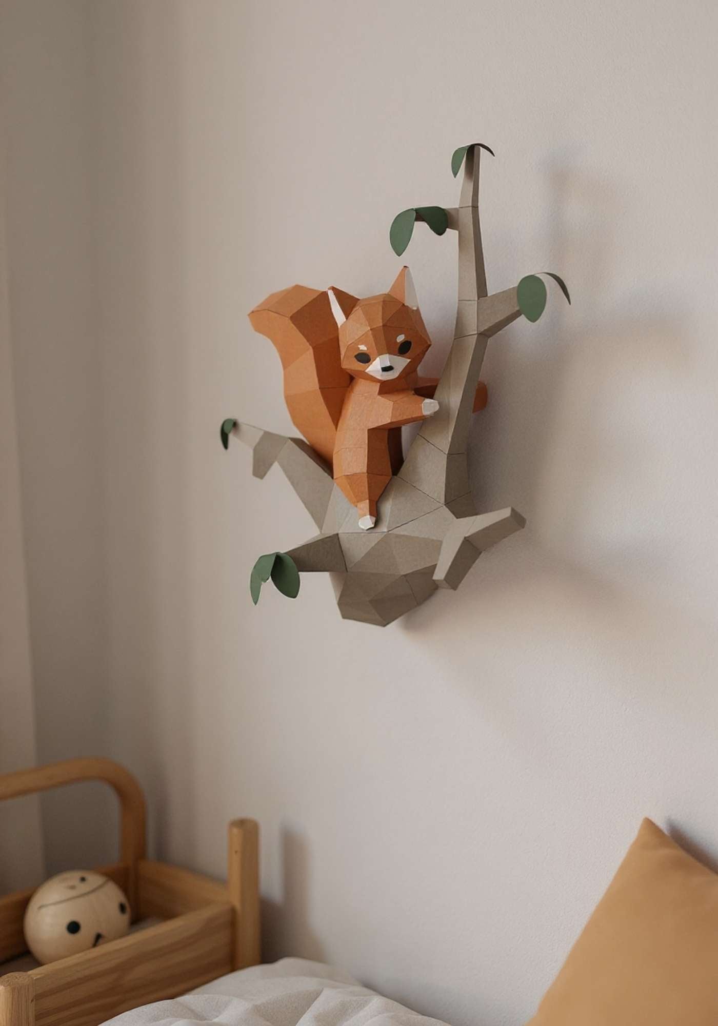 Wall art écureuil en papier style origami 3D. L'applique murale est accrochée au-dessus d'un lit en décoration intérieure.