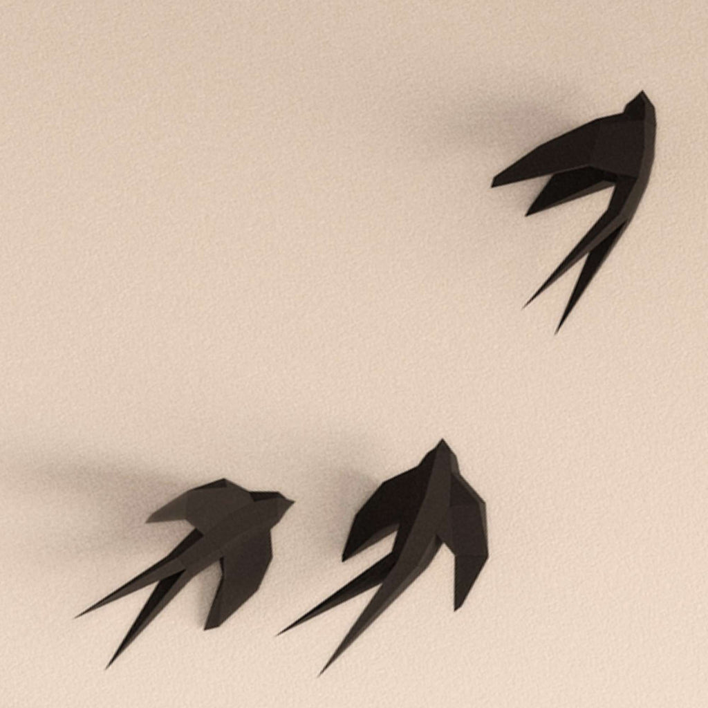 deuxième photo en gros plan du wall art des hirondelles. On voit les appliques murales des 3 autres oiseaux en vol accroché sur un mur.