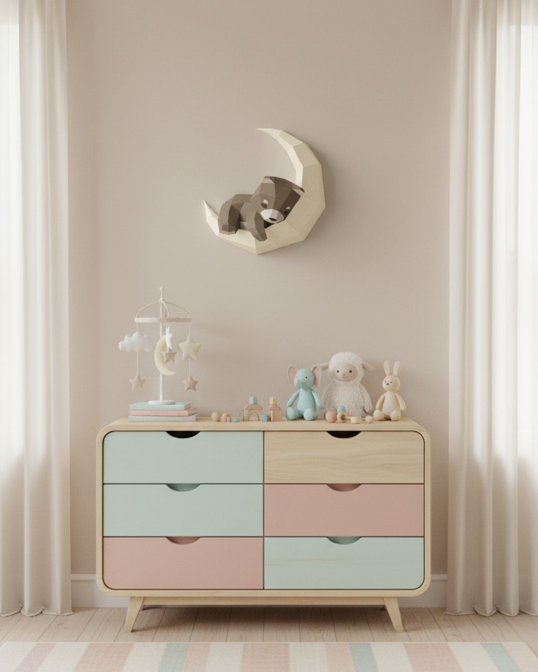 Applique murale ourson Moki Moki installée en hauteur dans une chambre d’enfant pastel, apportant une note apaisante à la décoration d’intérieur avec ses formes douces et son croissant de lune en papier.