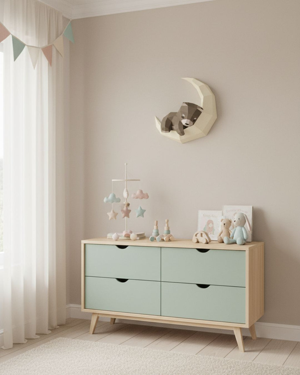 Applique murale ourson en papier Moki Moki accrochée au-dessus d’une commode pastel, ajoutant une touche douce et poétique à la décoration d’intérieur d’une chambre d’enfant.