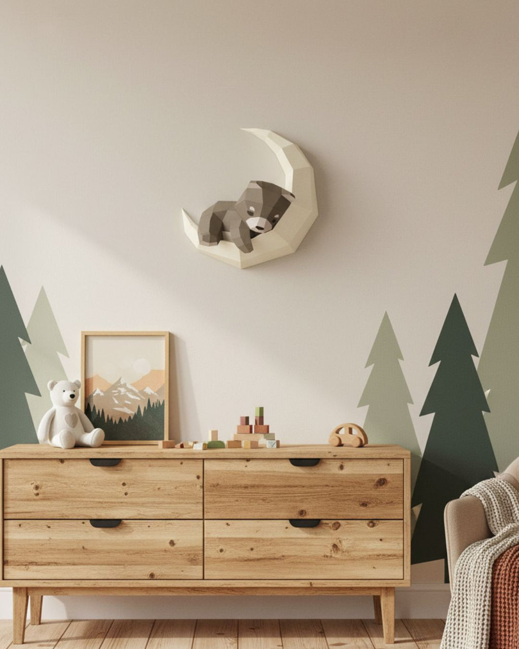 Applique murale ourson en papier installée au-dessus d’une commode en bois, apportant une touche poétique à la décoration d’intérieur d’une chambre d’enfant sur le thème de la forêt.