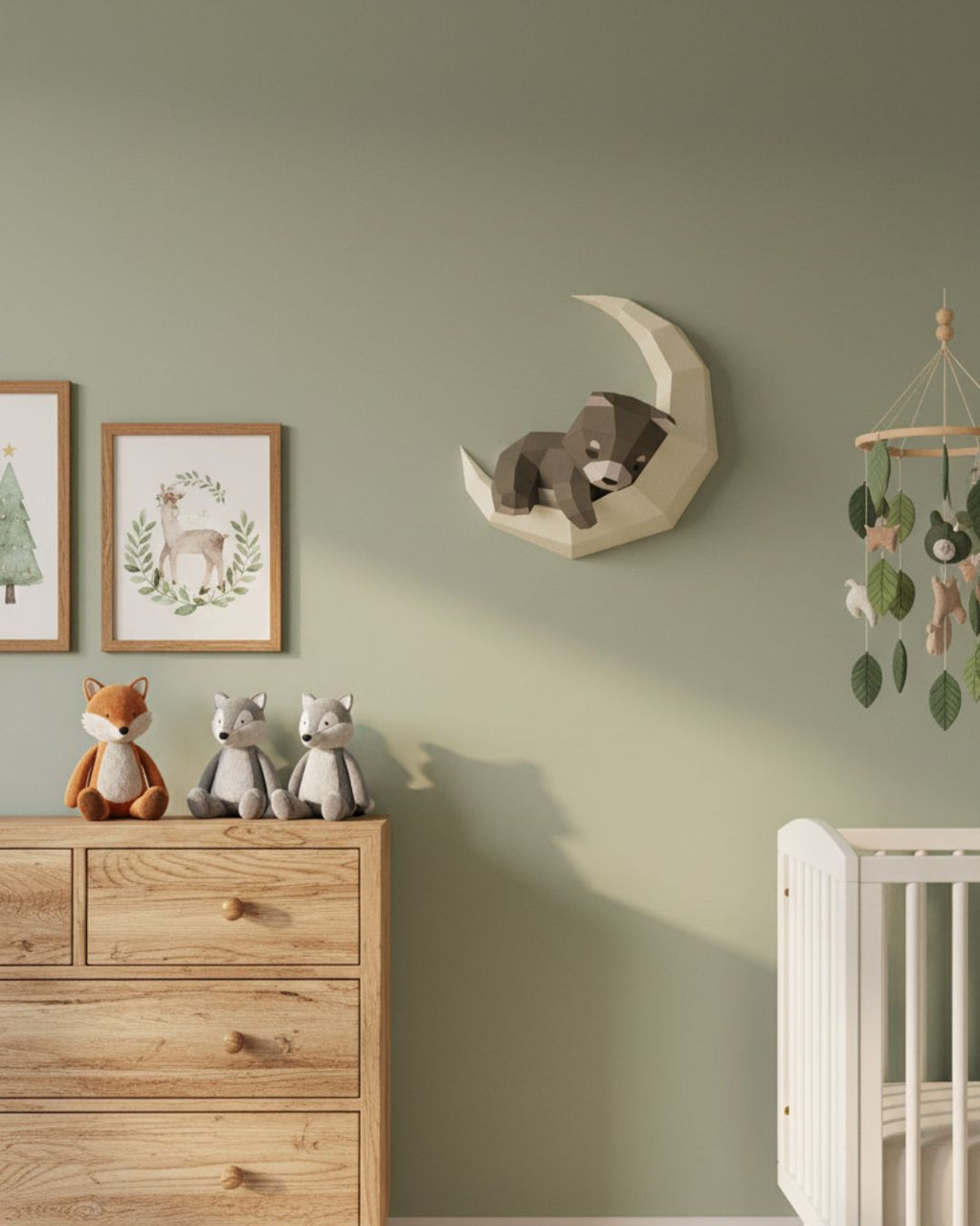 Applique murale ourson en papier Moki Moki installée sur un mur vert dans une chambre d’enfant, apportant une touche douce à la décoration d’intérieur.