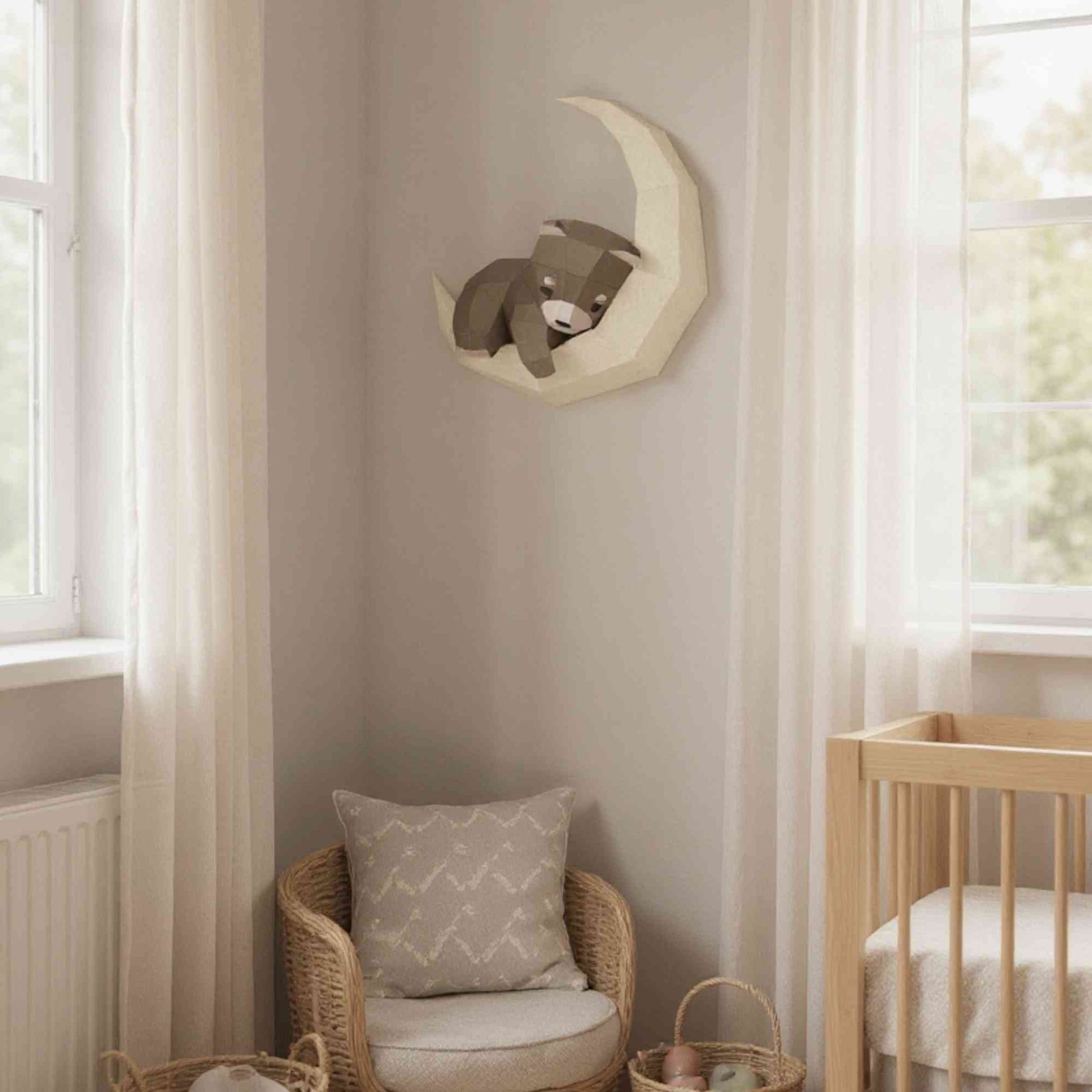 Wall art ourson pour enfant en papier style origami 3D. Créée en papercraft 3D, l'applique murale est un petit renardeau en train de dormir sur sa lune. L'applique est accrochée sur le mur d'une chambre de bébé.