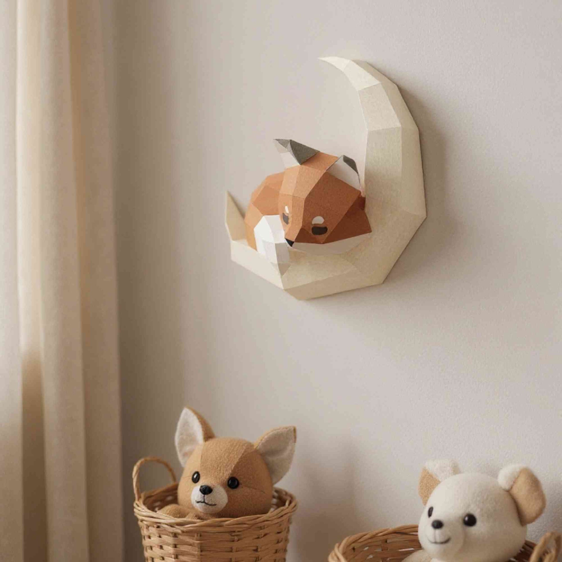 Wall art renard pour enfant en papier style origami 3D. Créée en papercraft 3D, l'applique murale est un petit renardeau en train de dormir sur sa lune. L'applique est accrochée sur le mur d'une chambre de bébé.