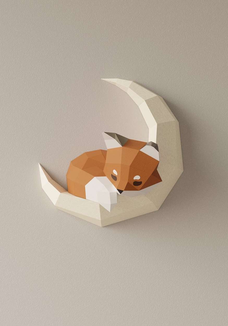 Photo en gros plan du wall art renard. On voit l'applique murale de l'animal de la forêt endormi sur la lune accrochée sur un mur. Le renard et la lune est en papier papercraft 3D de style japonais origami