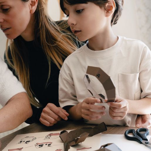 Photo d'un enfant et sa maman en train de construire leur origami 3D avec le kit papercraft Moki Moki
