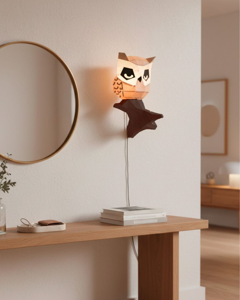 Décoration murale hibou en papier 3D Moki Moki, utilisée comme lampe sur un mur blanc dans une entrée au style épuré et naturel.