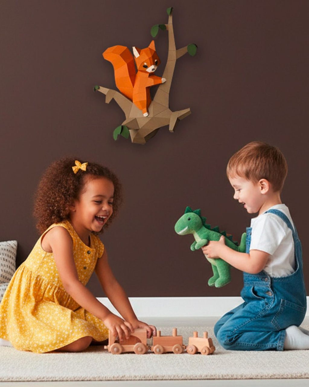 Décoration murale en 3D  d'un écureuil Moki Moki en papier créatif. L'applique est fixée au mur d’une chambre d’enfant, deux enfants jouant ensemble au sol dans une ambiance chaleureuse.