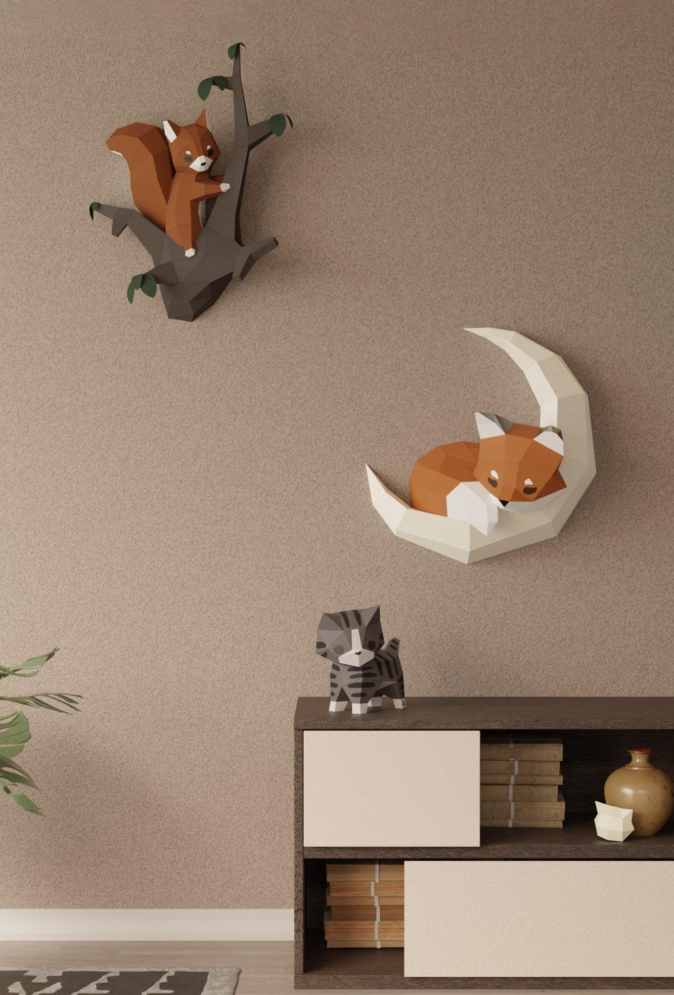 mise en situation dans une chambre d'enfant des appliques murales Kitsu l'écureuil et Shiro le renard avec l'origami 3D Goji le chat