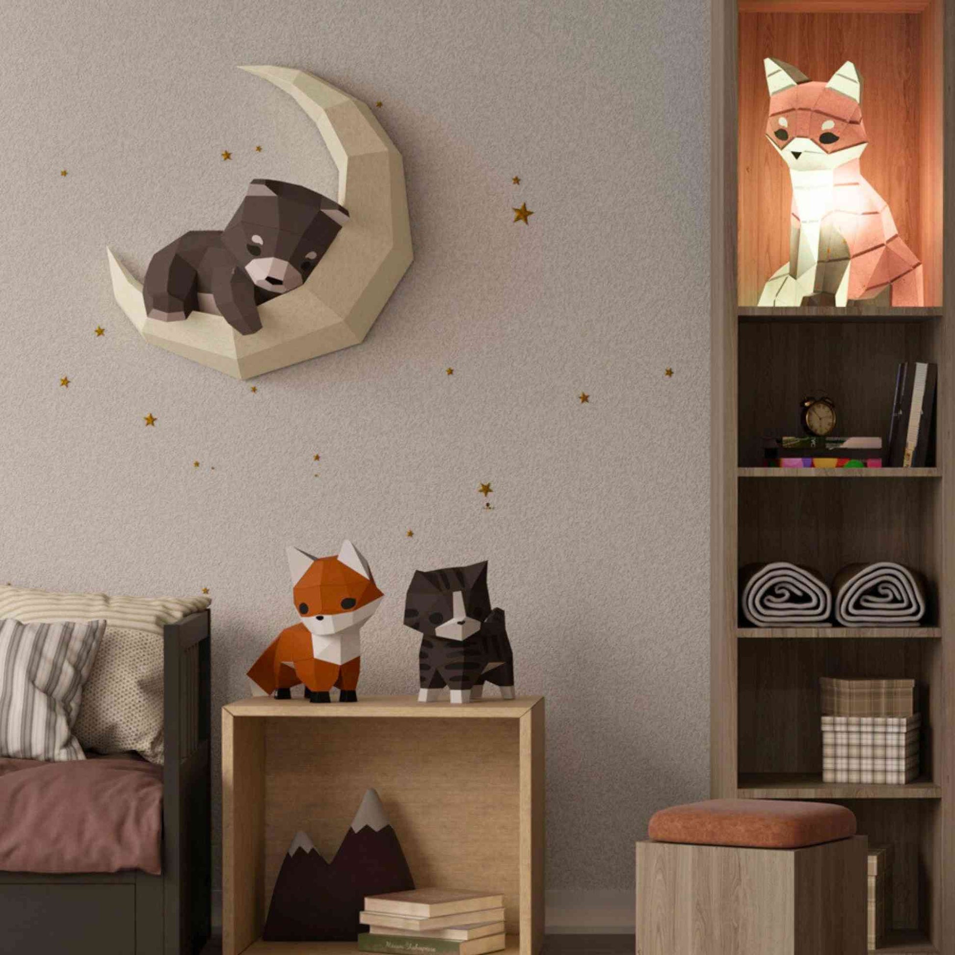 dans une chambre d'enfnat, on voit les créations en papier Moki Moki en papercraft. Les animaux en origamu sont : la veilleuse renard, le wall art applique murale ourson, le petit chat et le renardeau en papier. La lampe renard est allumée.
