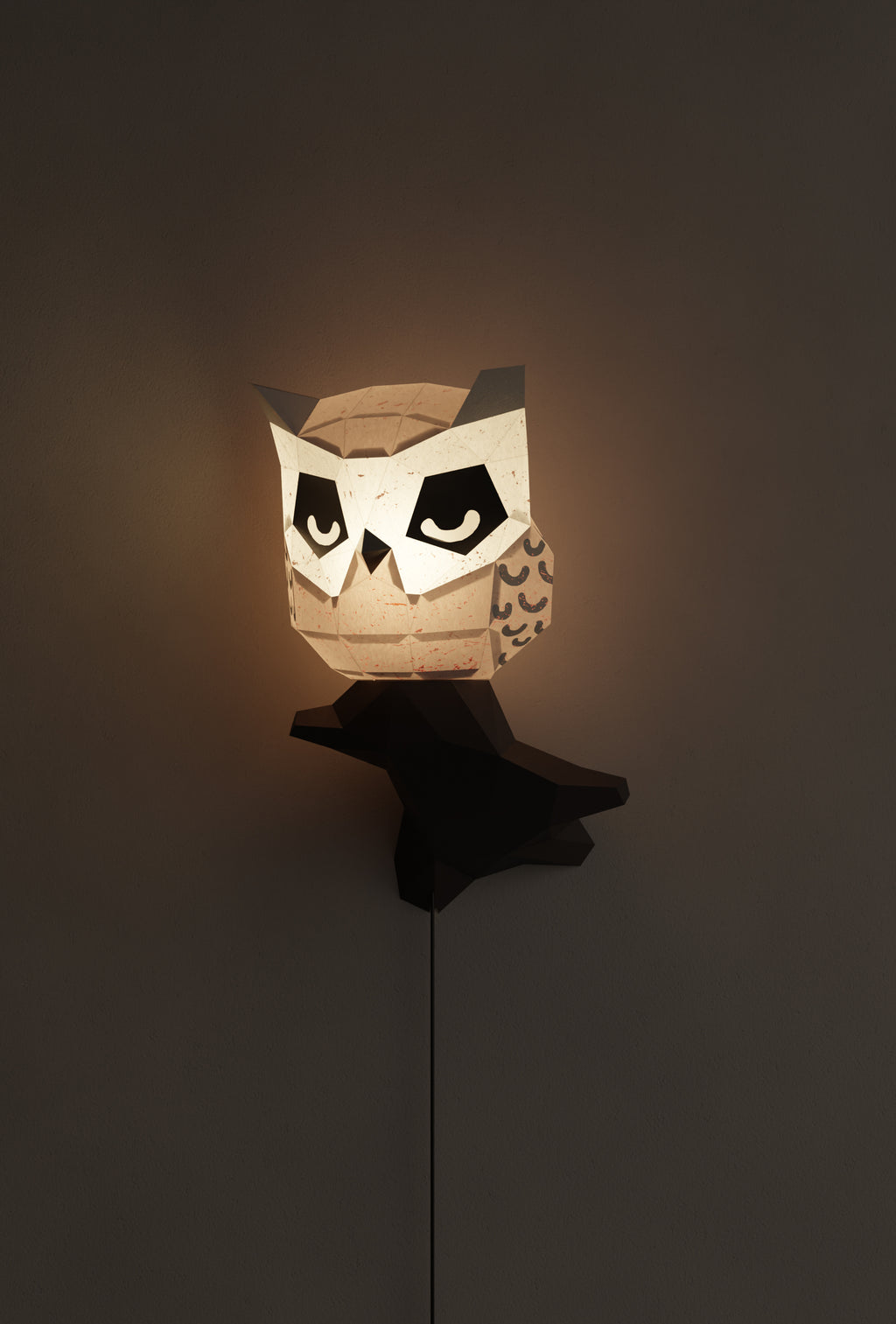 veilleuse bébé et enfant hibou en papier style origami 3D - la veilleuse est allumée.