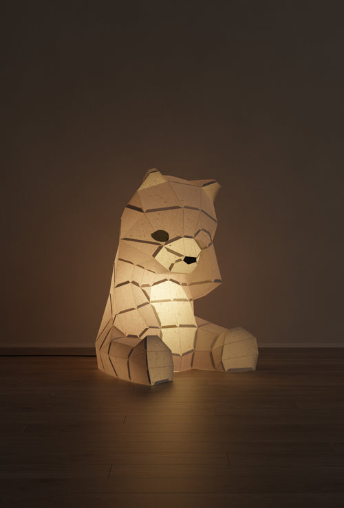 veilleuse bébé et enfant ourson en papier style origami 3D - la veilleuse est allumée.
