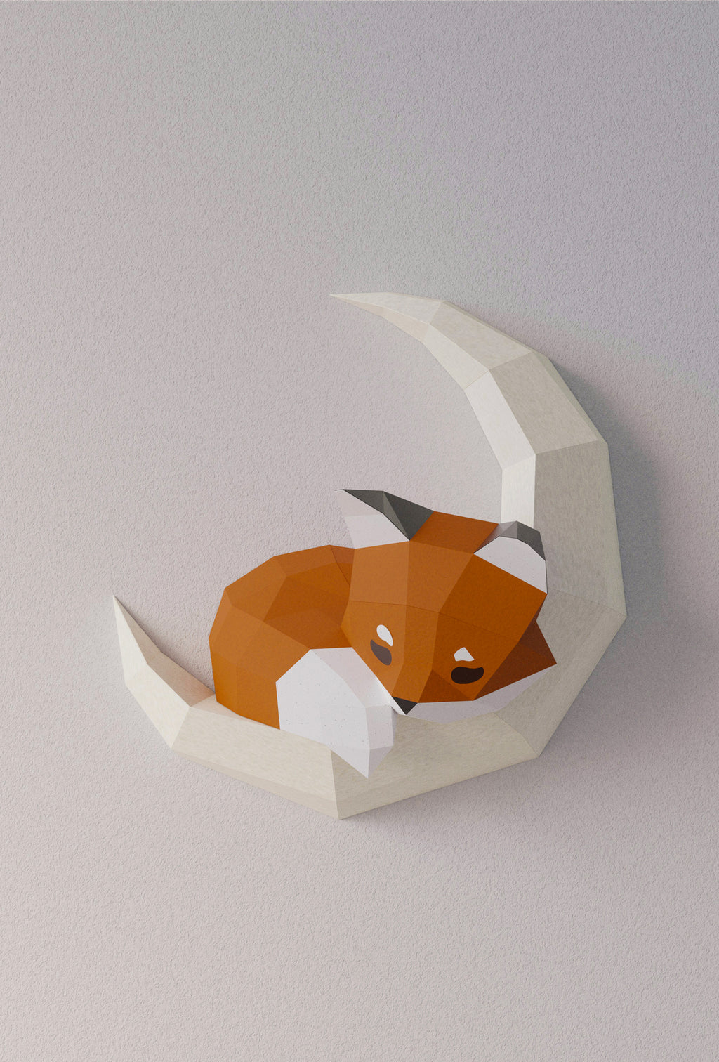 Photo de l'applique murale en origami 3D Shiro le renard. L'applique est composé d'une lune et d'un renard qui dort dessus