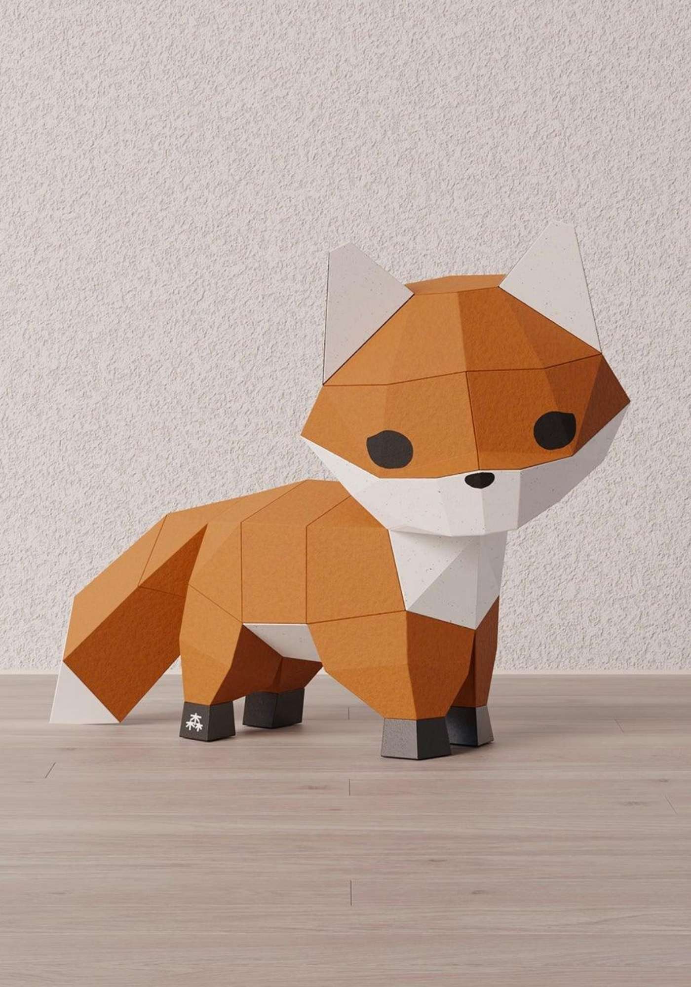 Papercraft 3D complet d'un renard. L'animal de la forêt est en papier créatif coloré de ses couleurs naturelles. Le renardeau est en style origami.