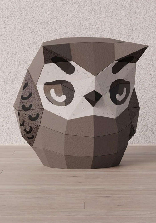Papercraft 3D d'un petit hibou en style origami. On voit l'animal de la forêt réalisé en papier en gros plan. L'animal est de couleur naturelle.