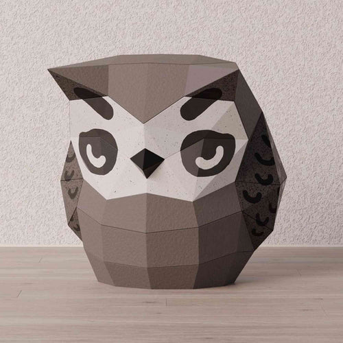 Origami 3D d'un petit hibou. On voit l'animal de la forêt réalisé en papier en gros plan.