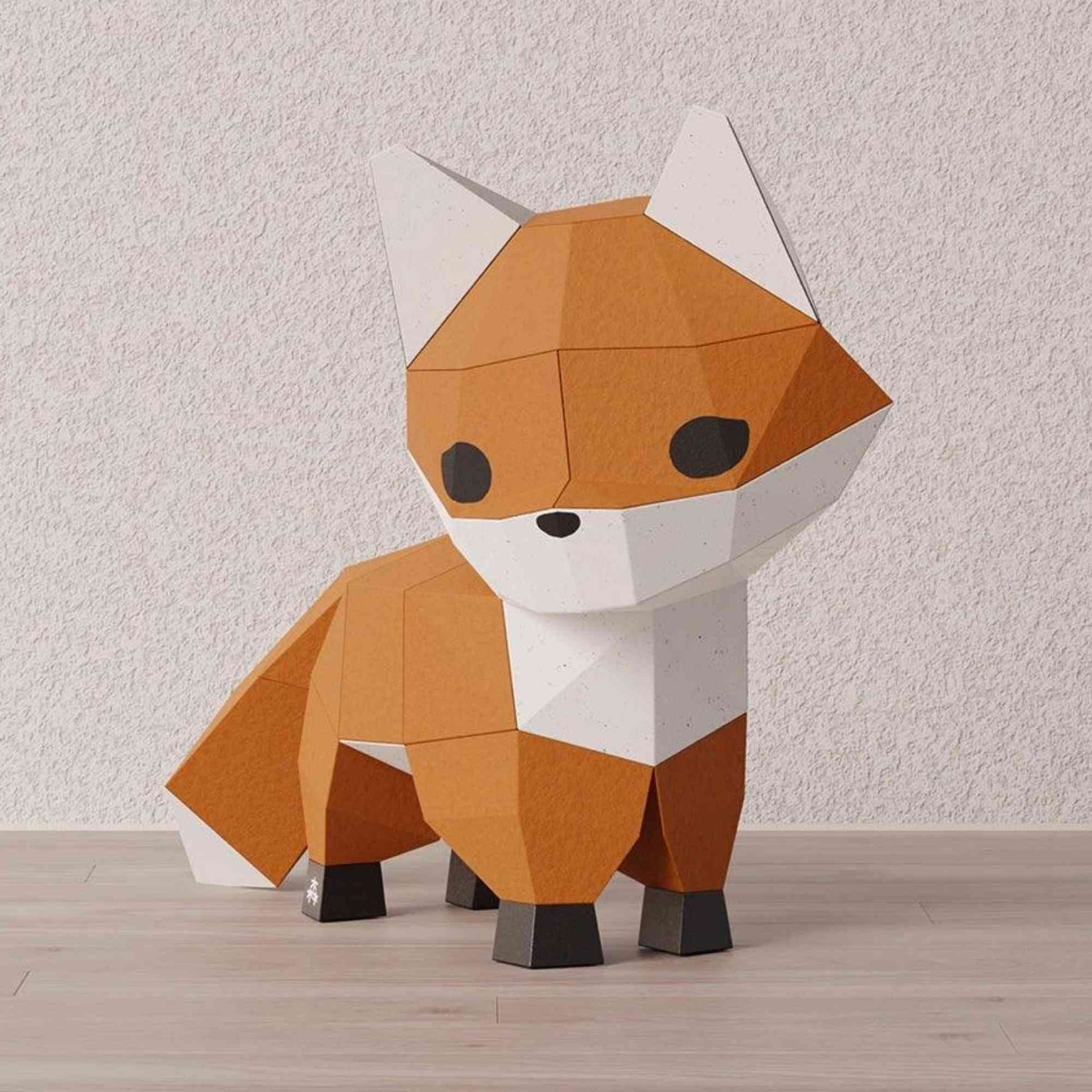 Kit papercraft 3D complet d'un petit renard. L'animal de la forêt est en papier créatif de 300g coloré et imprimé de ses couleurs naturelles. Le renardeau est en style origami.