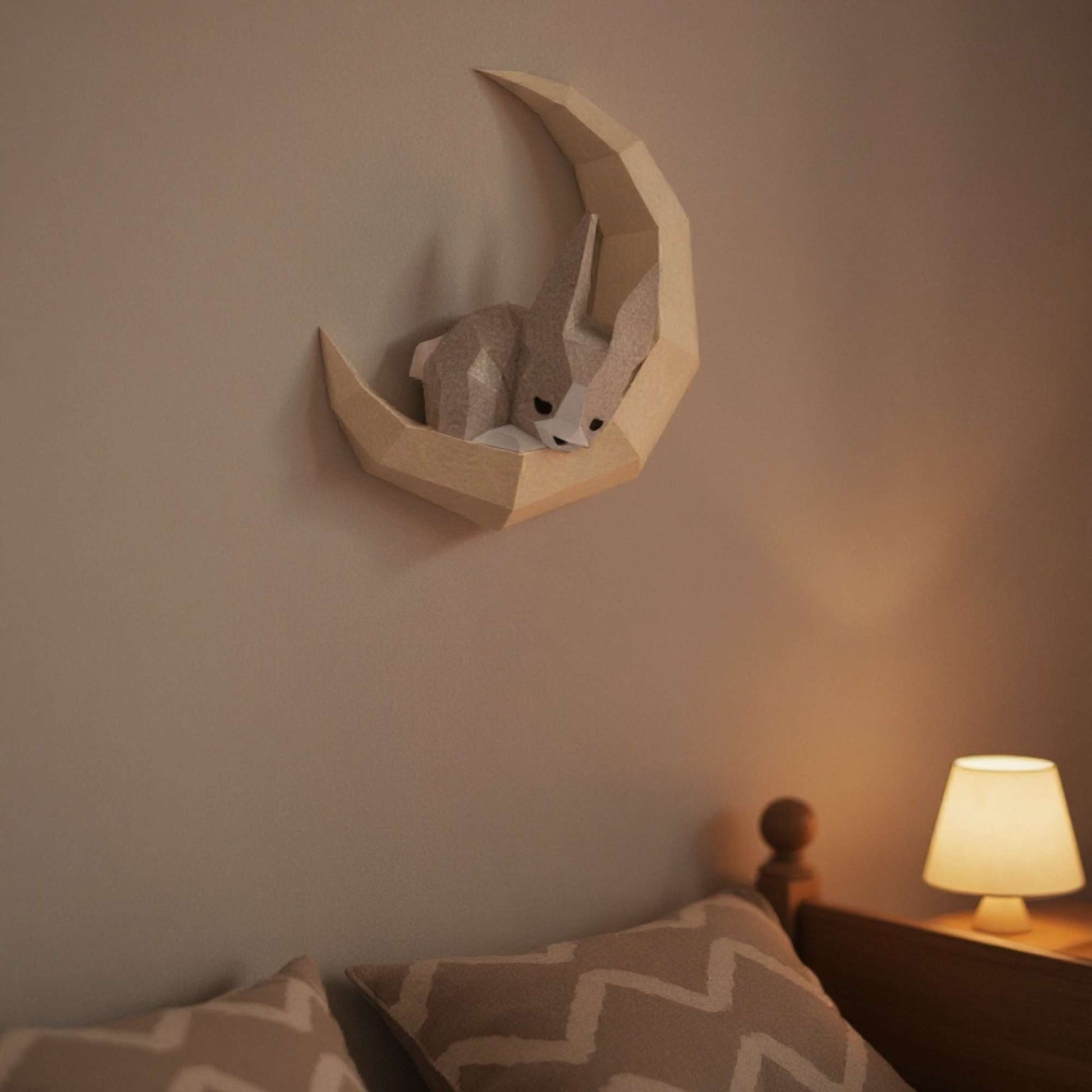 Wall art lapin en papier style origami 3D. L'applique murale est accrochée au dessus d'un lit en décoration intérieure.