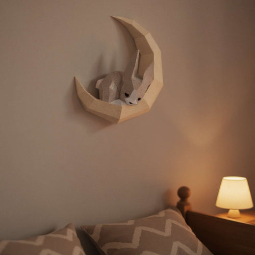 Wall art lapin en papier style origami 3D. L'applique murale est accrochée au dessus d'un lit en décoration intérieure.