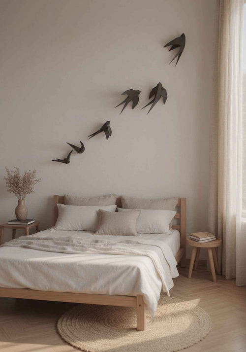 Mise en situation des appliques murales des 6 hirondelles dans une chambre. Le wall art de décoration d'intérieur est accroché au dessus du lit.