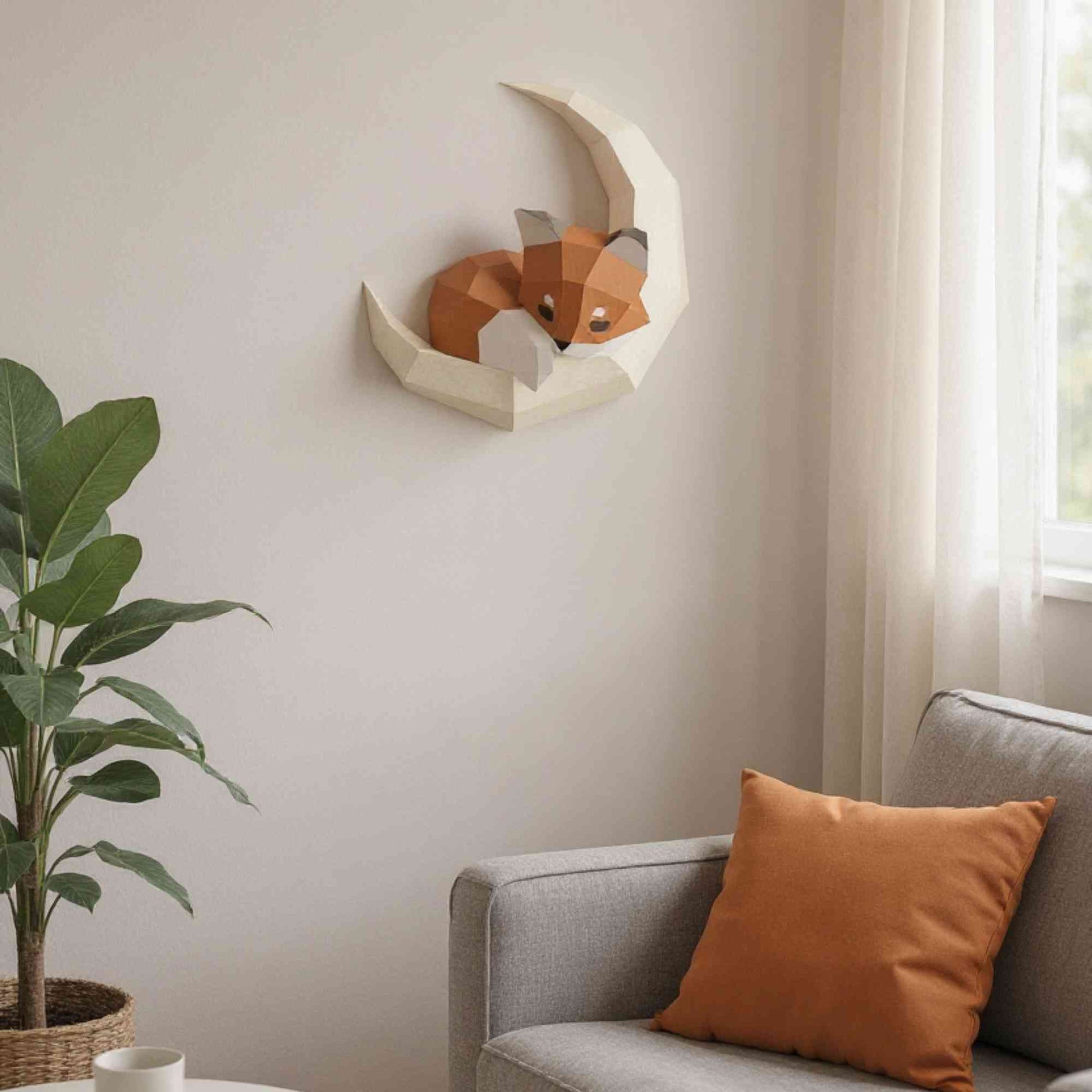 Applique murale renard en papier style origami 3D en décoration d'intérieur dans un salon moderne et design. Créé en papercraft 3D, le wall art est un petit renardeau en train de dormir sur sa lune. Les couleurs sont naturelles.